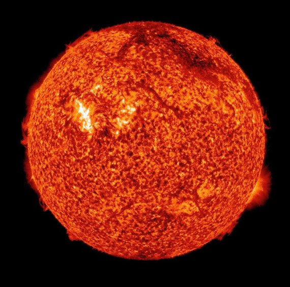 NASA在<em>8月</em>1日拍摄到的太阳X光<em>照片</em>,右上端黑